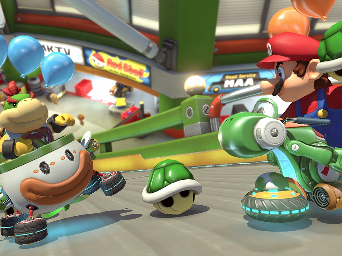 Captura de pantalla de Mario Kart 8 con dos personajes corriendo.