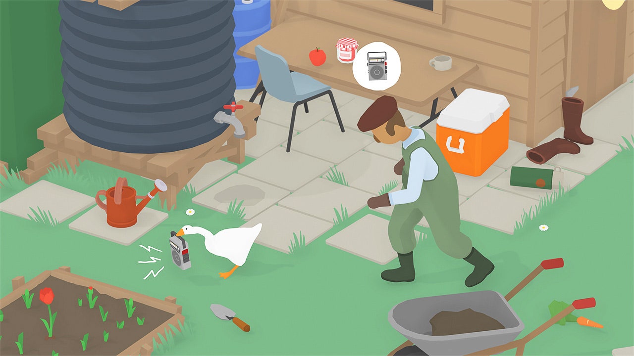 Fotograma de Untitled Goose Game en el que un jardinero persigue a un ganso que lleva una radio