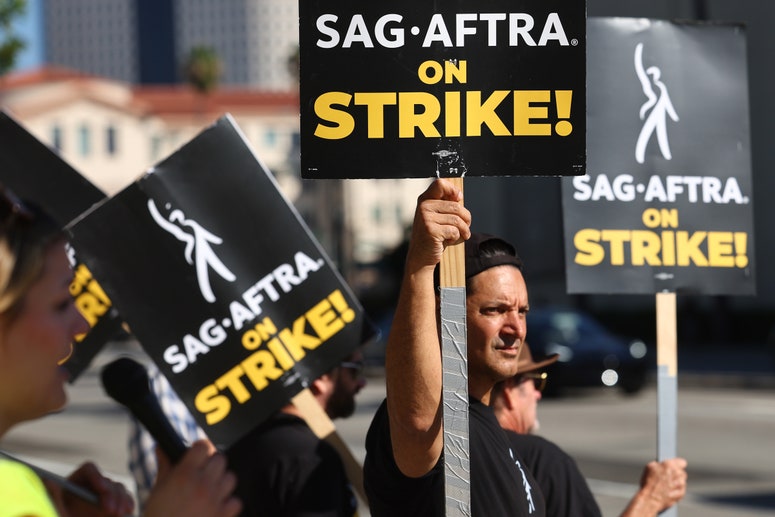 Miembros del SAG-AFTRA se manifiestan con pancartas