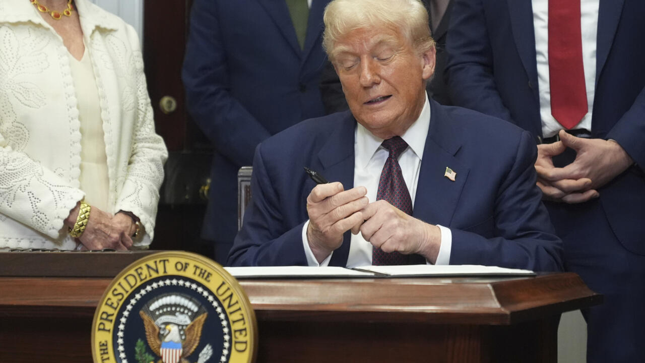El presidente Donald Trump firma una orden ejecutiva que reinicia la Prueba Presidencial de Aptitud Física en las escuelas públicas, el jueves 31 de julio de 2025, en el Salón Roosevelt de la Casa Blanca en Washington.