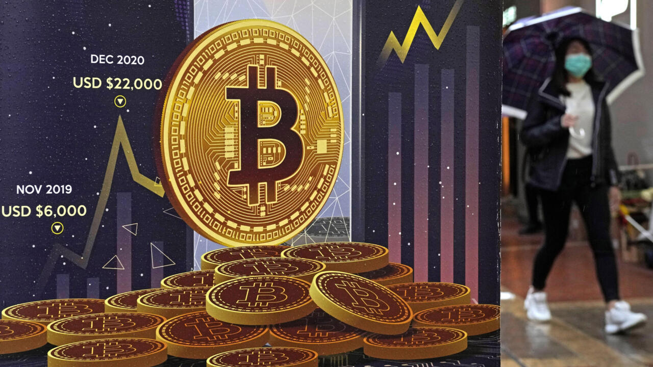Archivo- Un anuncio de la criptomoneda Bitcoin se muestra en una calle de Hong Kong, el jueves 17 de febrero de 2022. La criptomoneda más grande del mundo se disparó a casi USD 35,000 esta semana, marcando su valor más alto en casi 18 meses.