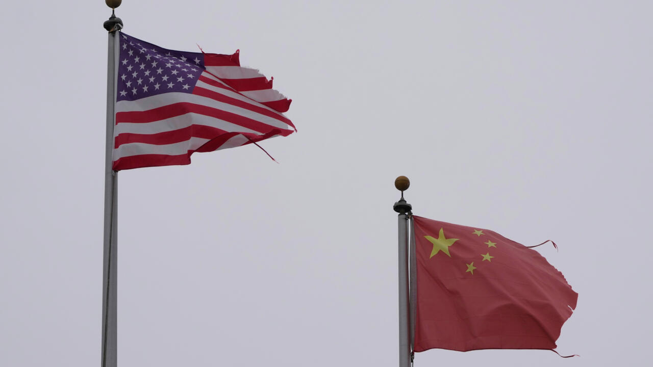 Una bandera de Estados Unidos ondea junto a una bandera de China en el barrio chino de San Francisco, el viernes 18 de abril de 2025.