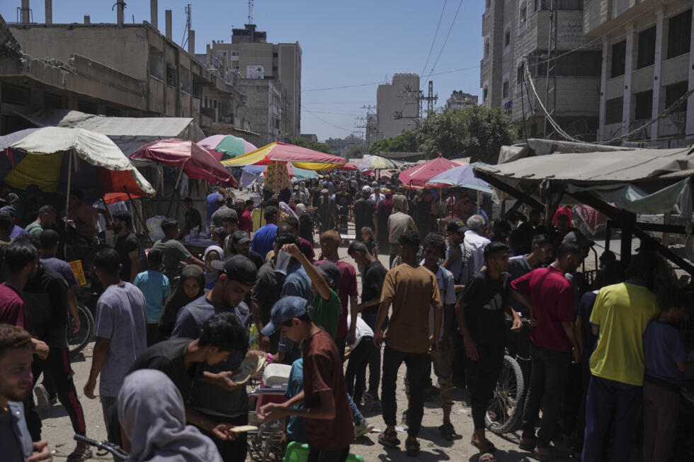 La gente camina por el mercado de Al-Sahaba en el centro de la ciudad de Gaza el miércoles 9 de julio de 2025.