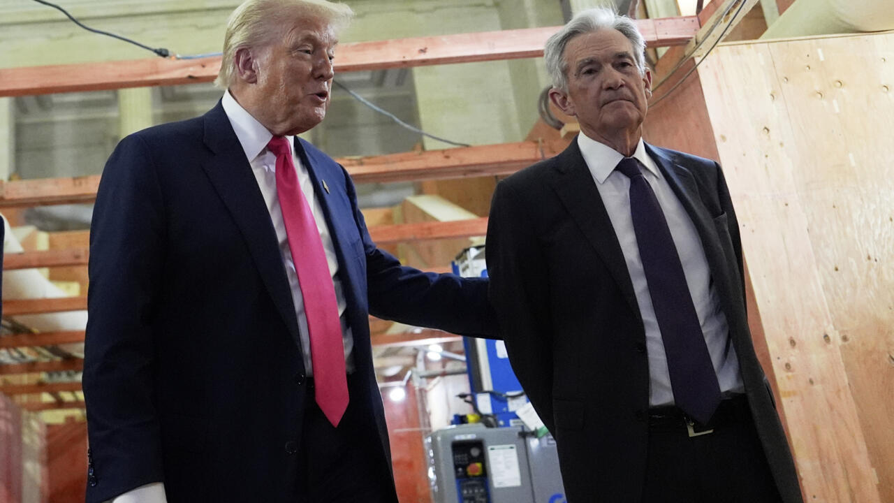 El presidente Donald Trump, a la izquierda, habla con el presidente de la Reserva Federal, Jerome Powell, durante una visita a la Reserva Federal, el jueves 24 de julio de 2025, en Washington.