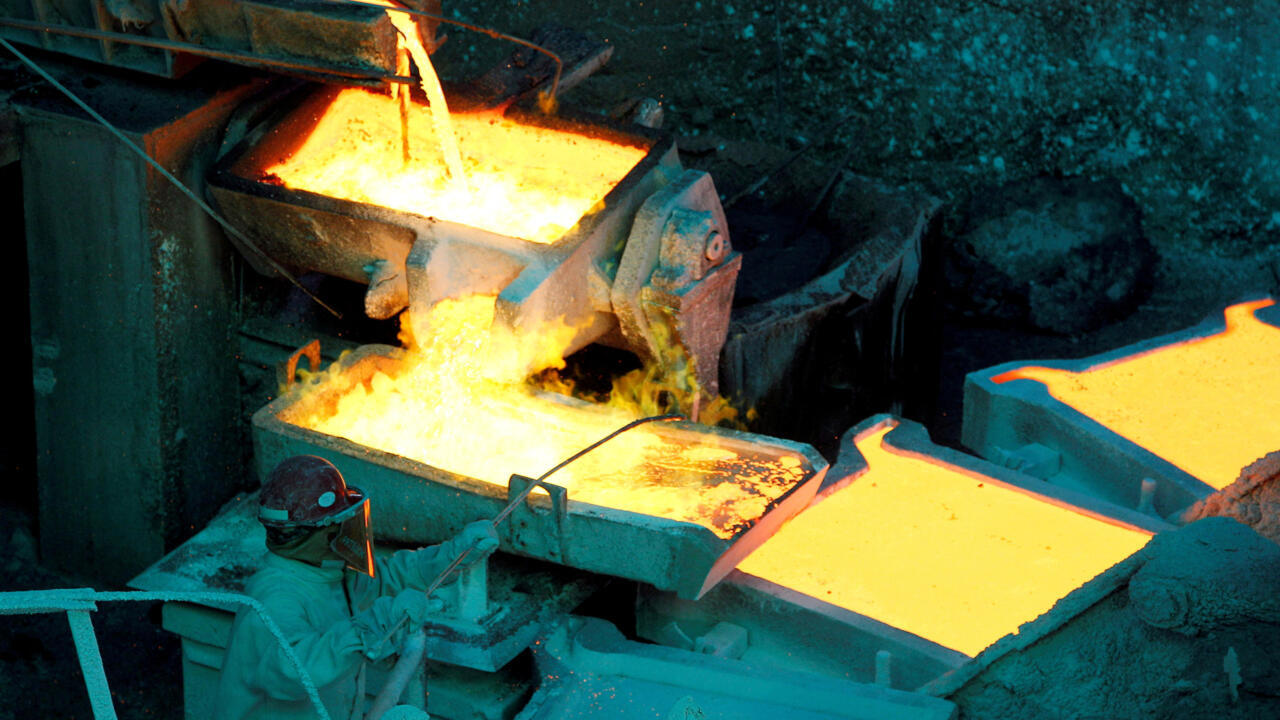 (Archivo) Un trabajador supervisa un proceso dentro de la planta en la refinería de cobre de Codelco Ventanas en la ciudad de Ventanas, Chile, el 7 de enero de 2015.