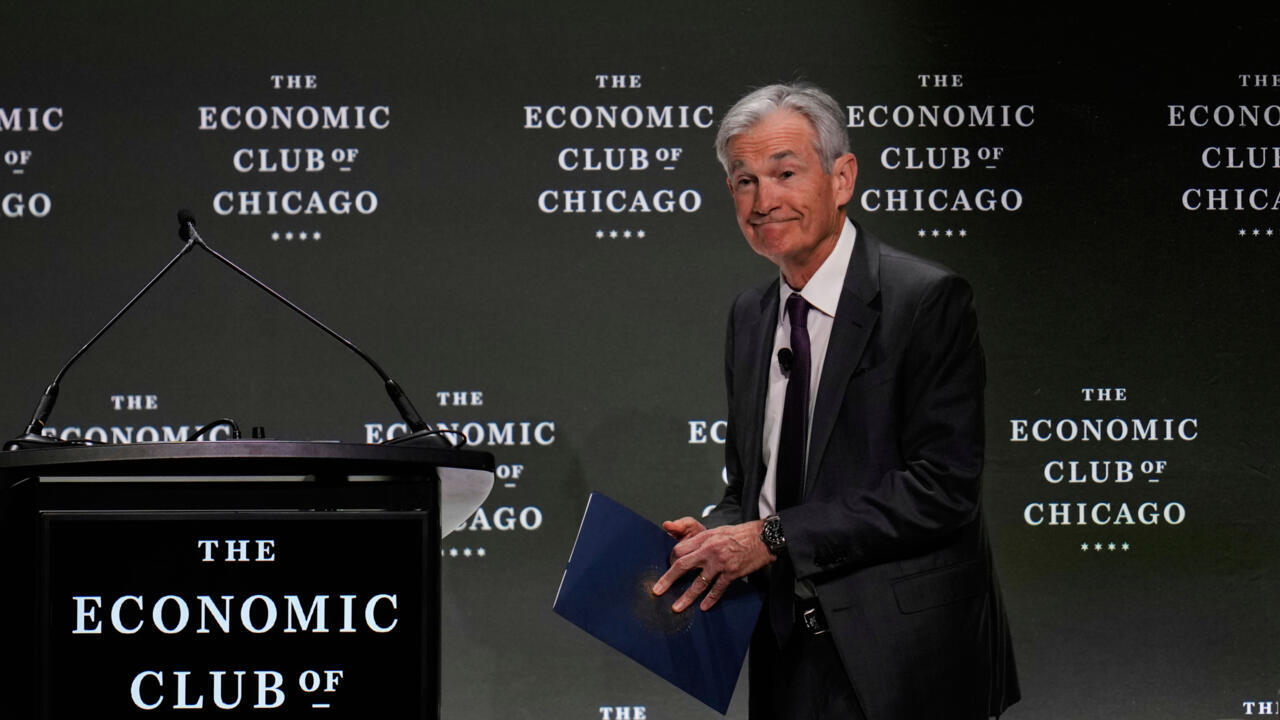 El presidente de la Junta de Gobernadores del Sistema de la Reserva Federal, Jerome Powell, sube al escenario para hablar durante un evento organizado por el Club Económico de Chicago, el miércoles 16 de abril de 2025, en Chicago.