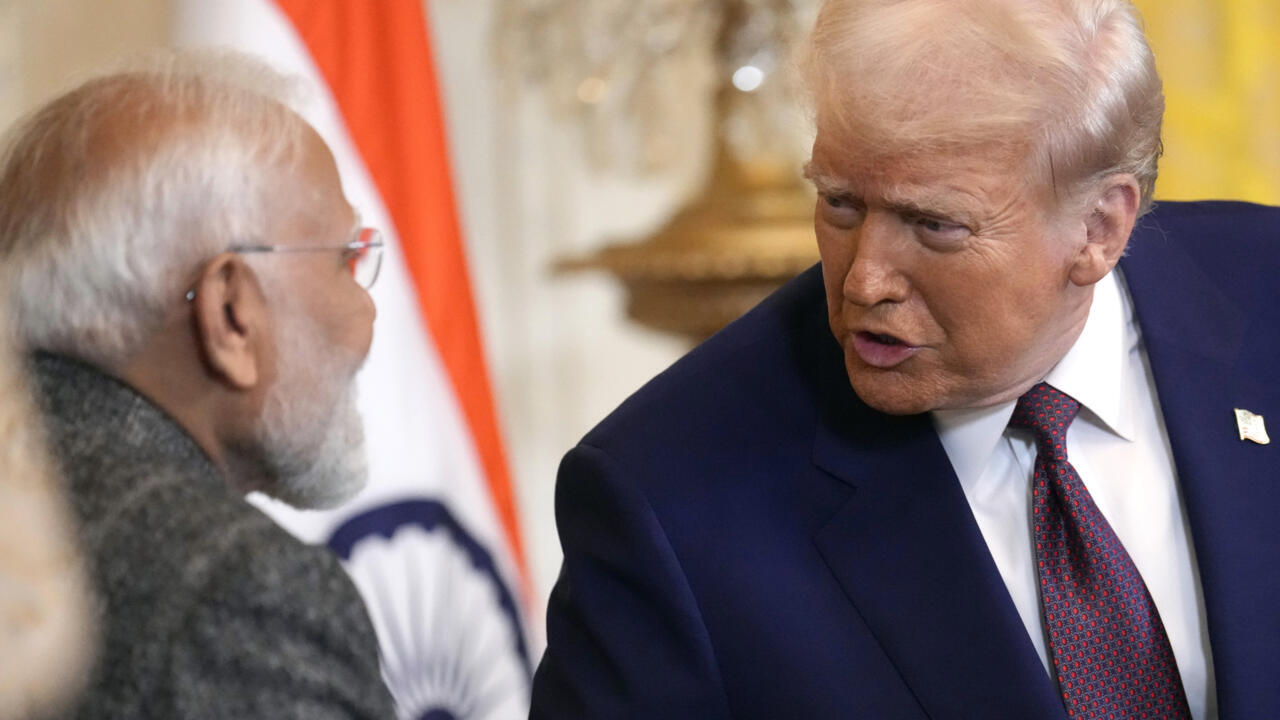 ARCHIVO - El presidente Donald Trump, a la derecha, habla con el primer ministro de India, Narendra Modi, durante una conferencia de prensa en el Salón Este de la Casa Blanca, el 13 de febrero de 2025, en Washington.
