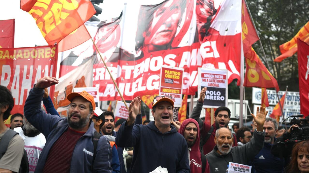 Miembros de organizaciones sindicales y sociales marchan durante una manifestación del 1 de mayo (Día del Trabajo) en Buenos Aires el 1 de mayo de 2024.