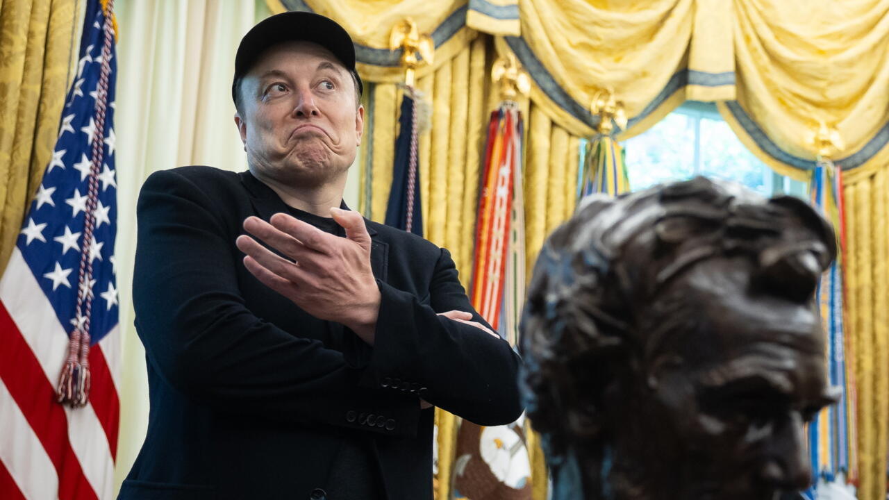 Washington (United States), 30/05/2025.- Elon Musk reacts during a press conference with US President Trump in the Oval Office at the White House in Washington, DC, USA, 30 May 2025.