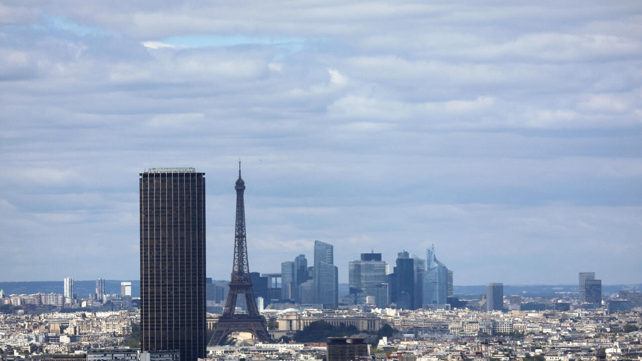 Una vista general muestra la Torre Montparnasse y la Torre Eiffel con el distrito financiero y comercial de La Defense al fondo, en París, Francia, el 22 de agosto de 2025.