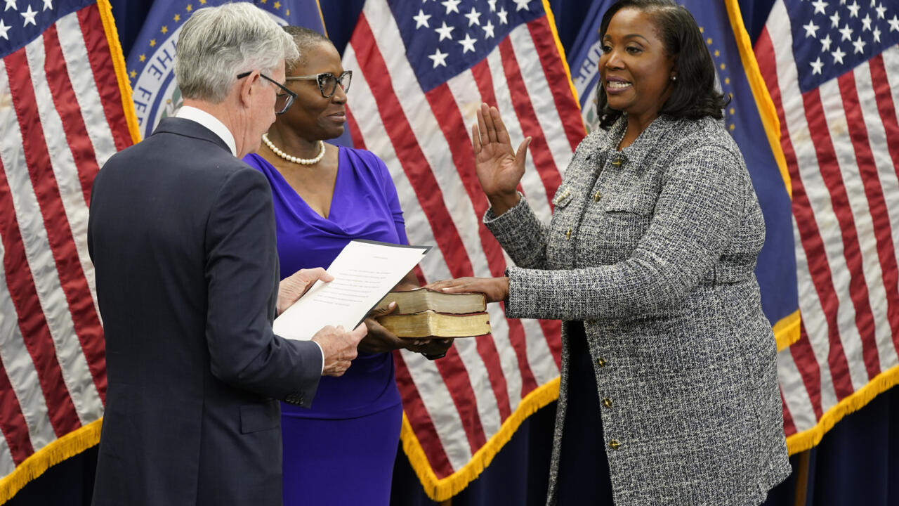 ARCHIVO - Lisa Cook, a la derecha, presta juramento para convertirse en miembro de la Junta de la Reserva Federal, el 23 de mayo de 2022, en Washington.