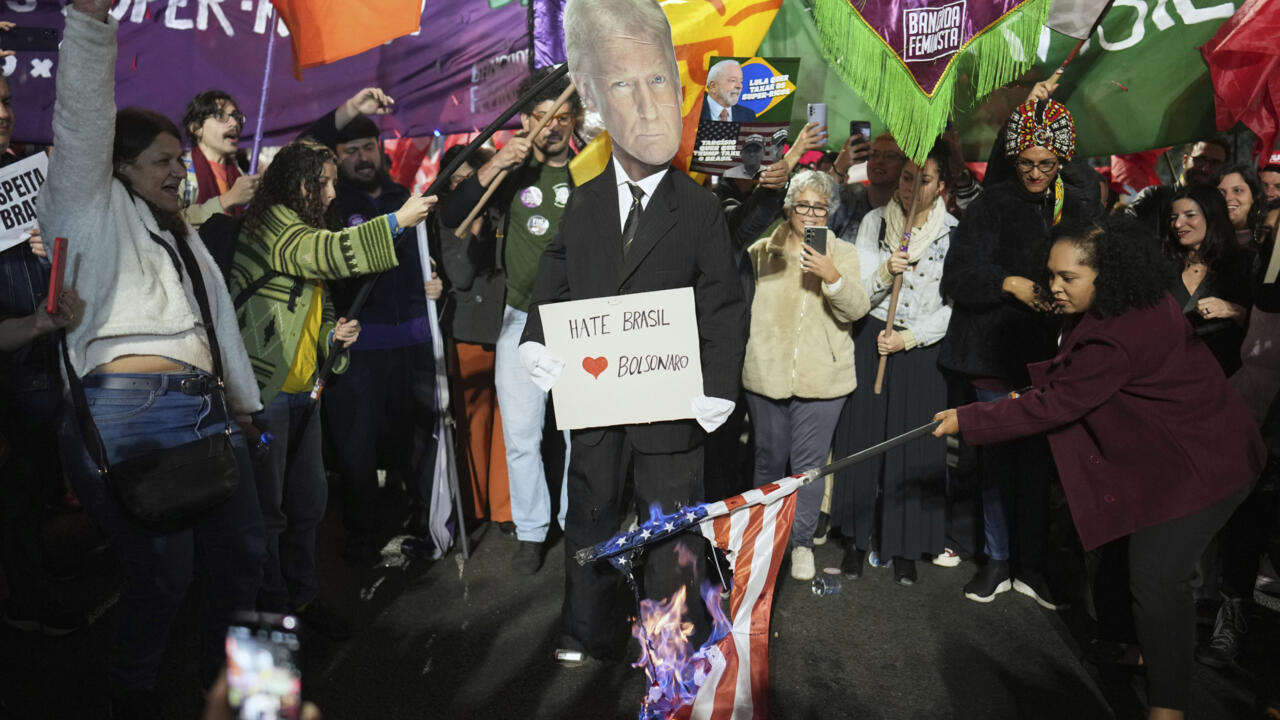 (Archivo) Partidarios del presidente brasileño Luiz Inácio Lula da Silva prendieron fuego a una efigie del presidente estadounidense Donald Trump durante una protesta contra el anuncio de Trump de aranceles del 50% a Brasil, en São Paulo, el jueves 10 de julio de 2025.