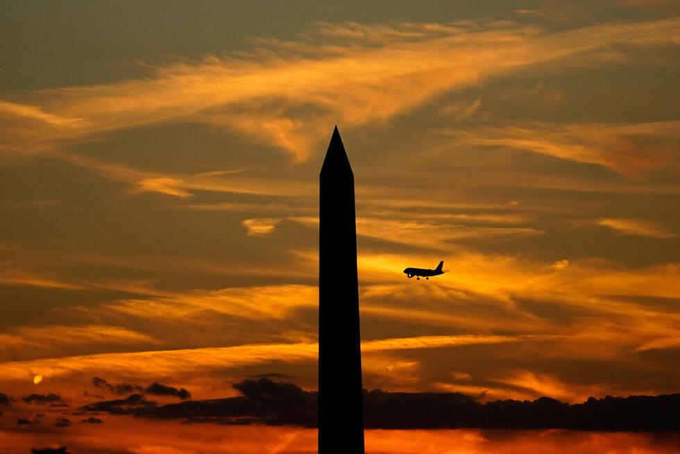 Una aerolínea comercial sobrevuela el Monumento a Washington, tras un cierre parcial del gobierno en Washington, DC, EE. UU., el 2 de octubre de 2025.