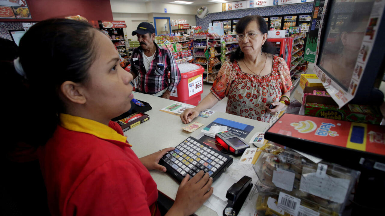 (Archivo): Un empleado de la tienda de conveniencia Oxxo de Femsa atiende a clientes en una tienda en Monterrey, México, el 27 de agosto de 2018. REUTERS/Daniel Becerril/Foto de archivo