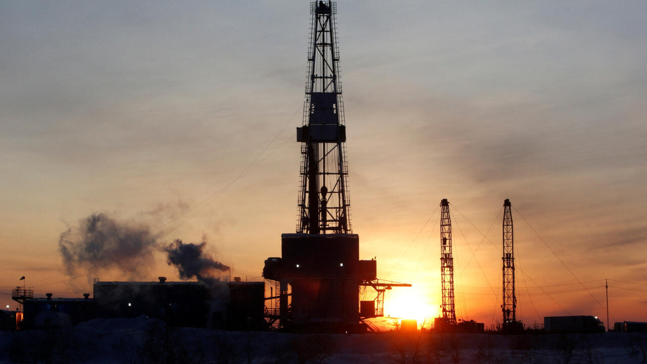 (Archivo): Una vista general muestra una plataforma de perforación en el campo petrolífero Imilorskoye, propiedad de la compañía Lukoil, mientras sale el sol, en las afueras de la ciudad de Kogalym, en Siberia Occidental, Rusia, el 25 de enero de 2016.