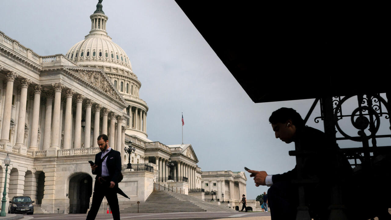 (Archivo): Visitantes caminan cerca del Capitolio el 24 de septiembre de 2025 en Washington, D.C., Estados Unidos.