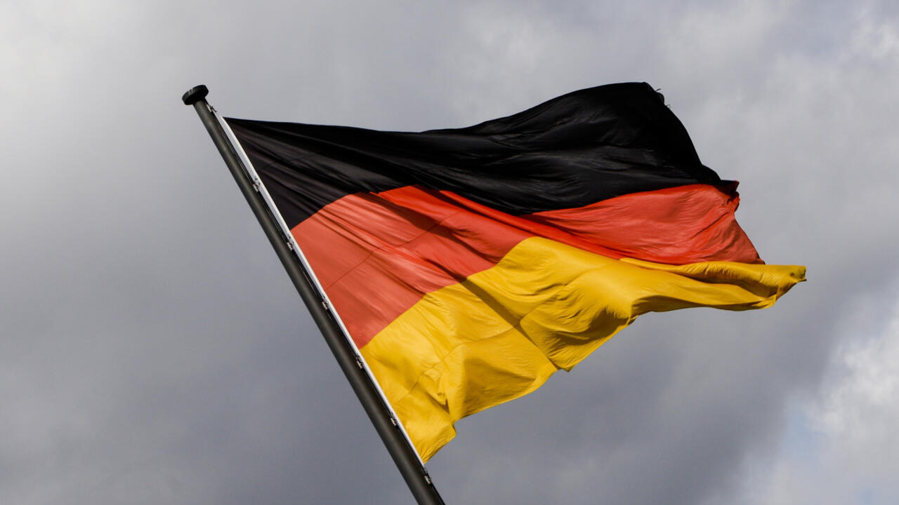 Eine Deutschlandfahne weht am Freitag, 14 de agosto de 2009 en Berlín bei wolkigem Himmel im Wind. (AP Foto/Markus Schreiber) Una bandera nacional alemana ondea en el viento en un día nublado en Berlín, el viernes 14 de agosto de 2009.